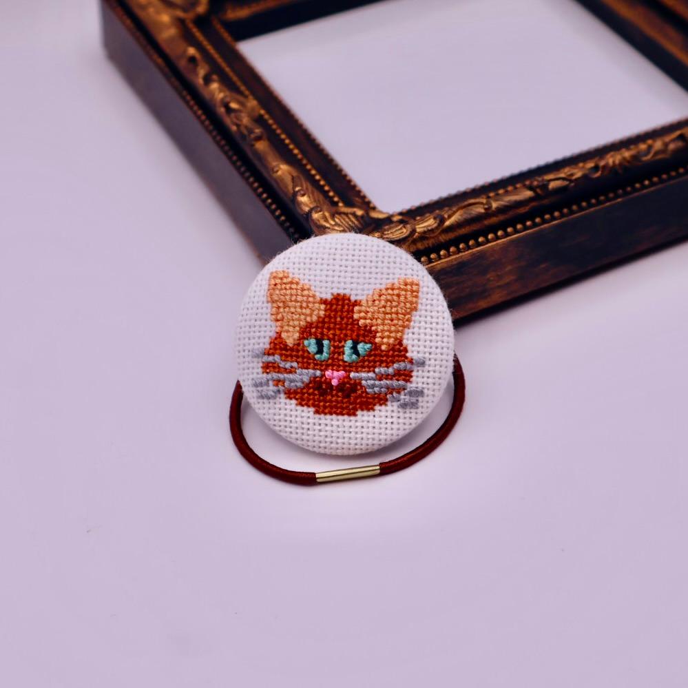 猫　ねこ　ネコ　くるみボタンのヘアゴム　クロスステッチ刺繍 | 2枚目